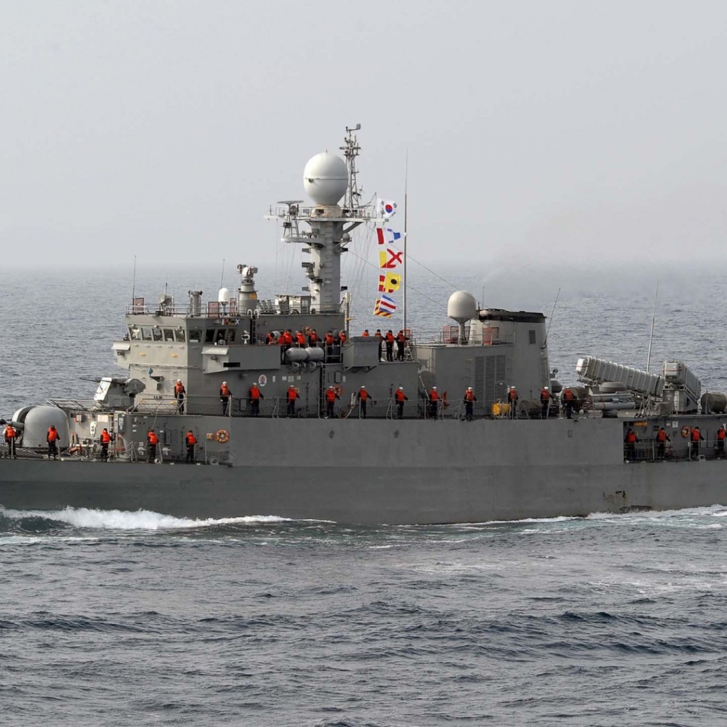 Боевой катер в море