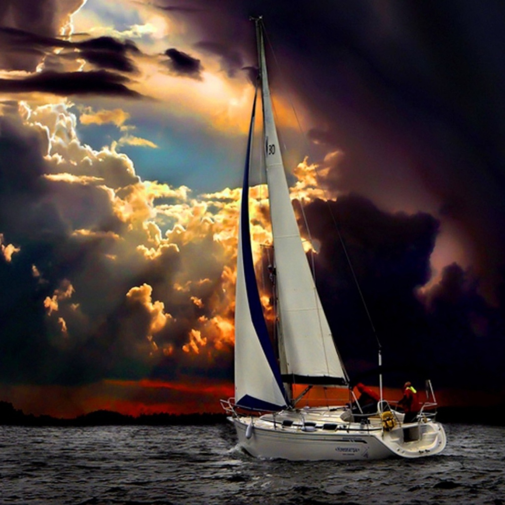 Лодка плывет на грозу