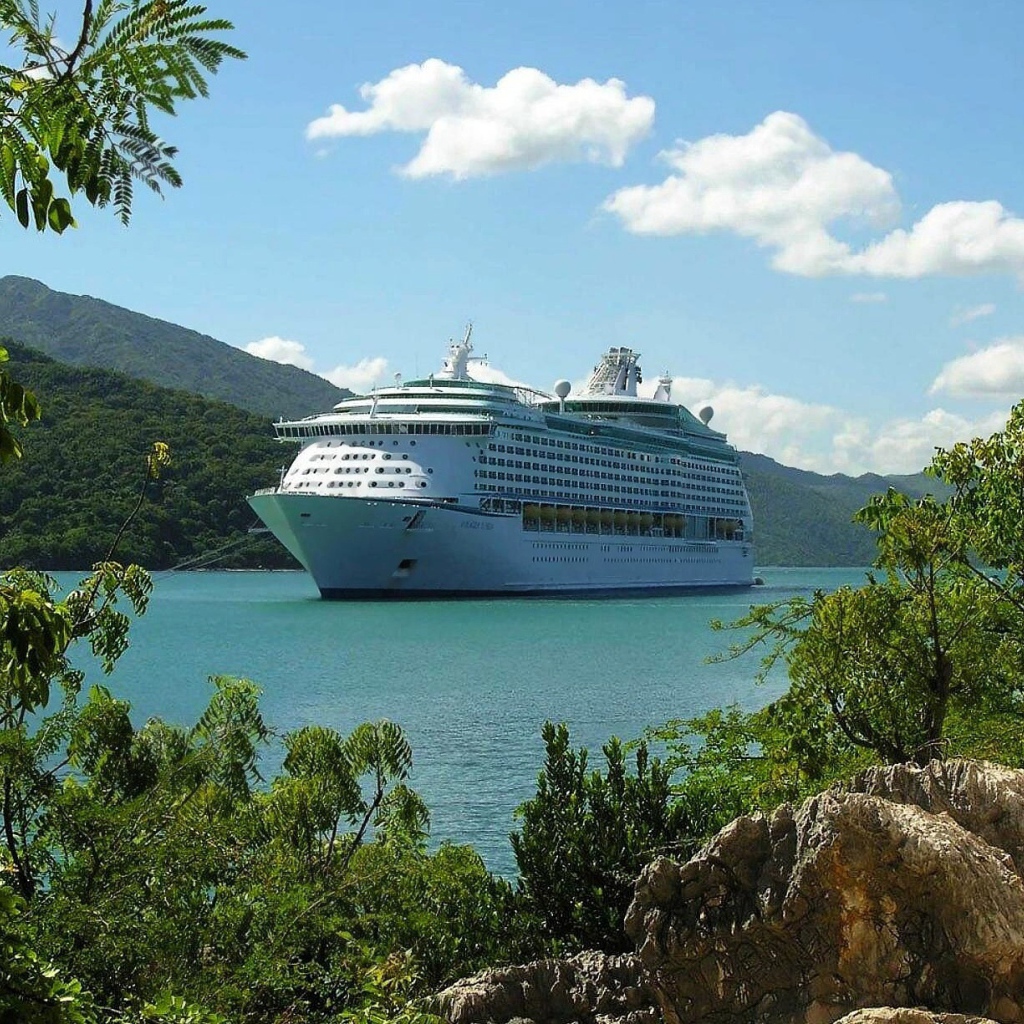 Лайнер в бухте