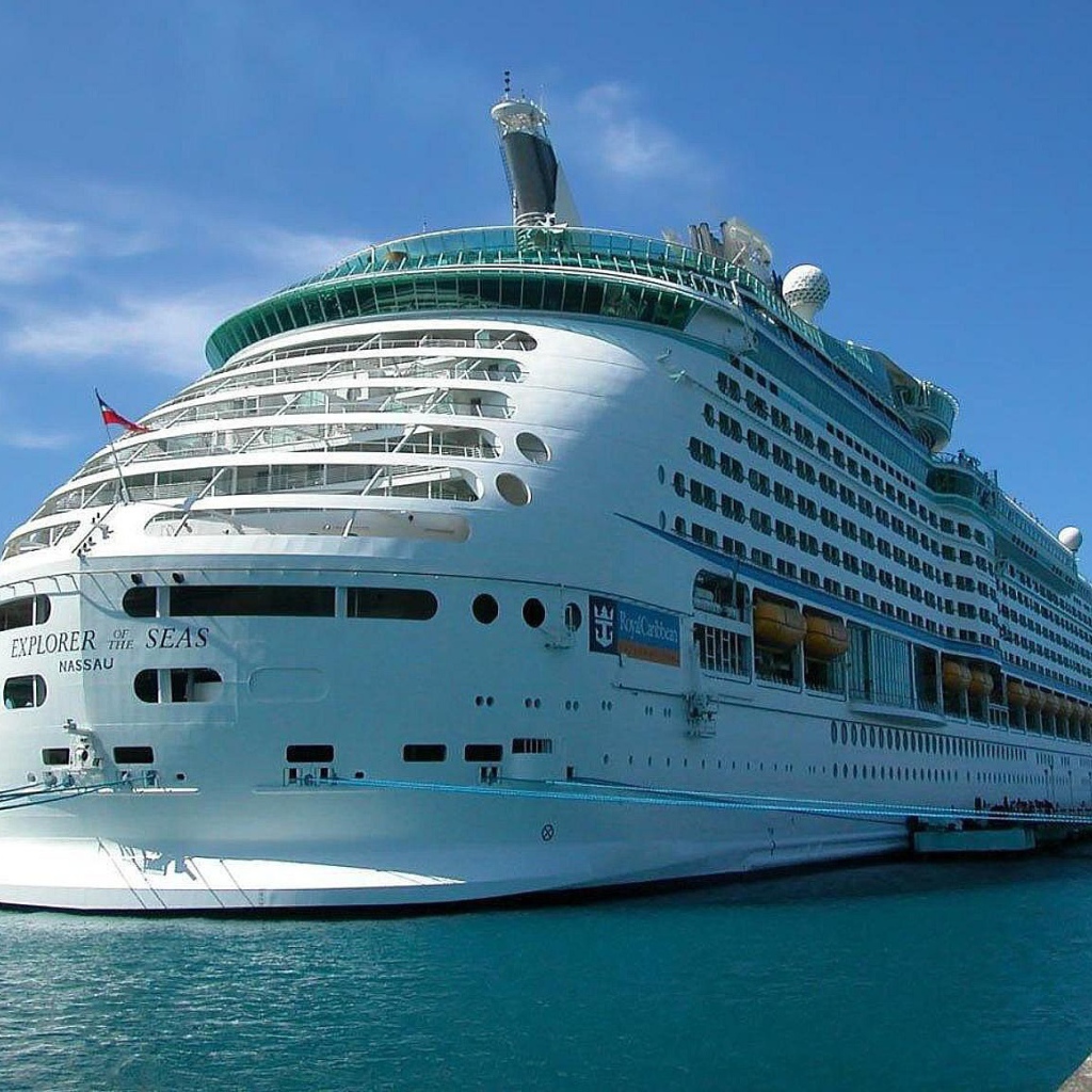 Роскошный лайнер у причала