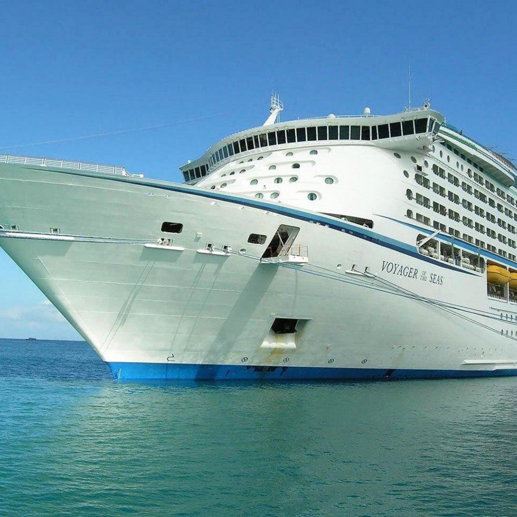 Пассажирский корабль в порту