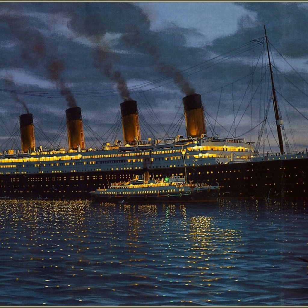 Небольшой корабль пришвартовался к Титанику