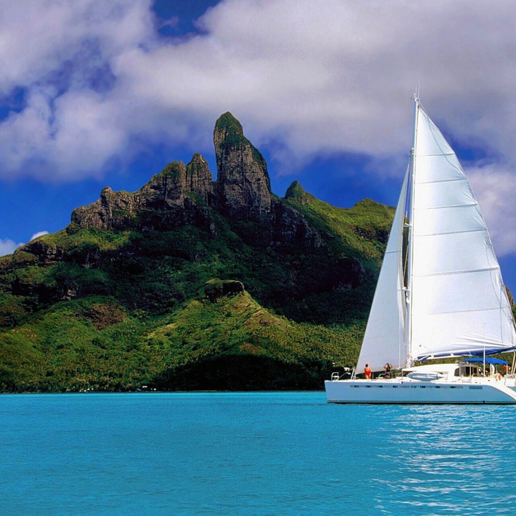 Небольшой парусник у острова