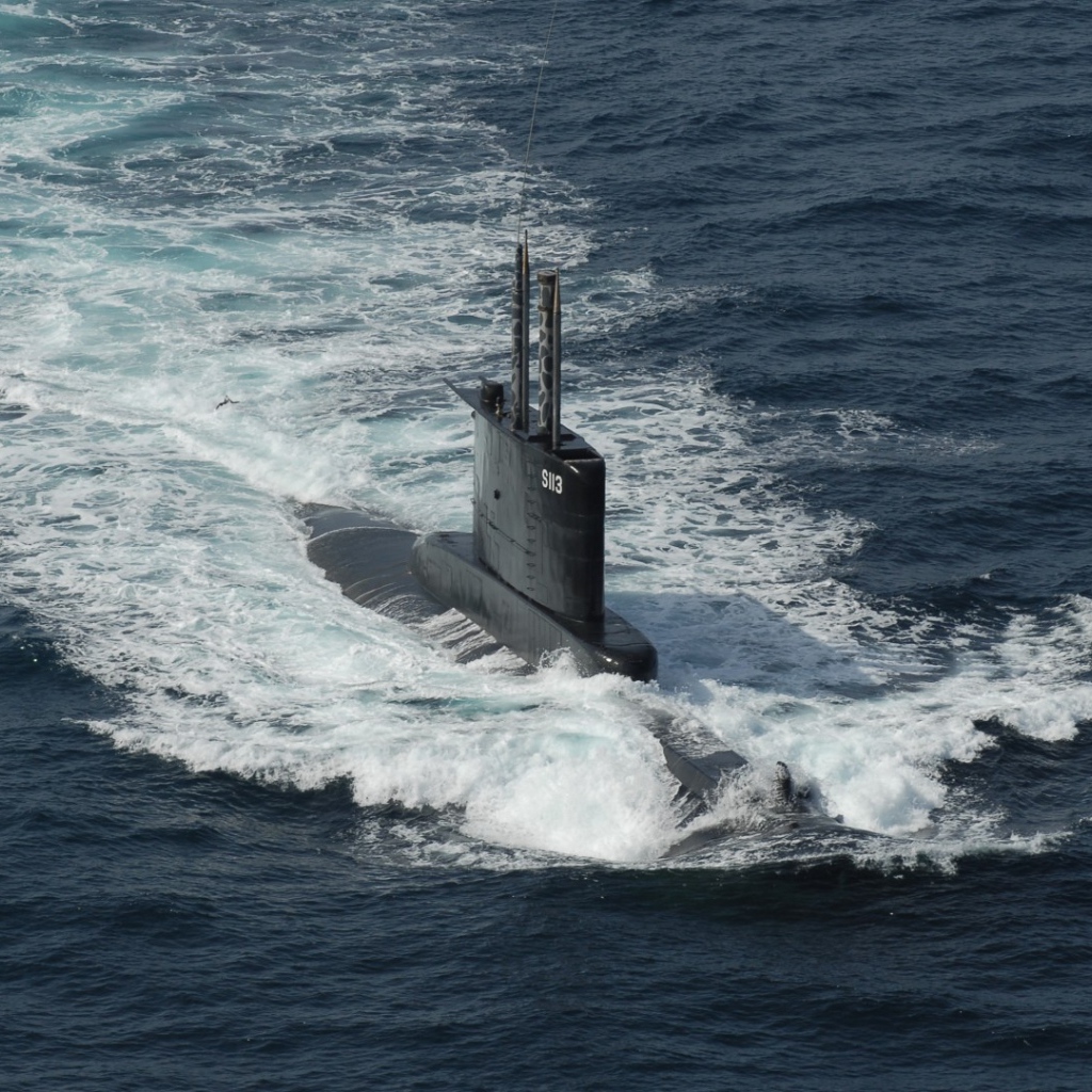 Подводная лодка в море