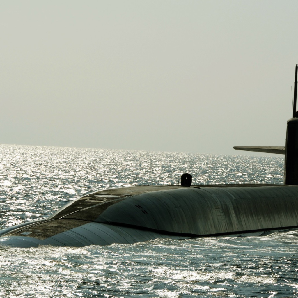 Подводная лодка в открытом море