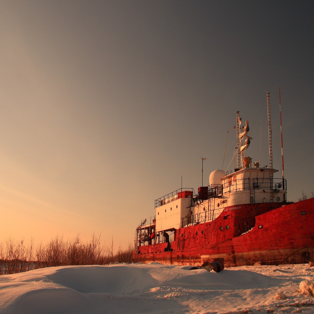 Корабль на зимней стоянке