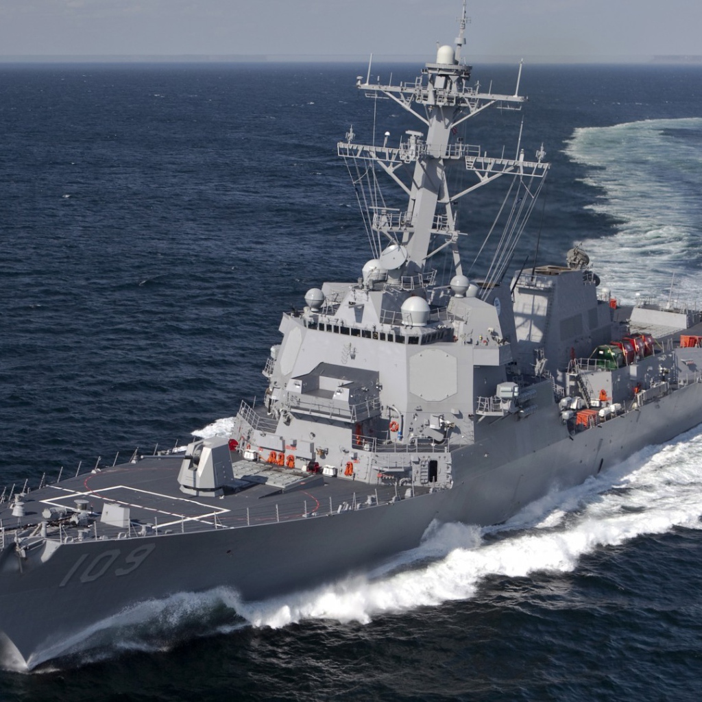 Разворот корабля в море