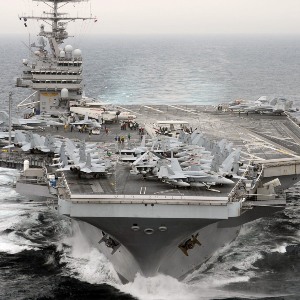 Американский авианосец в море