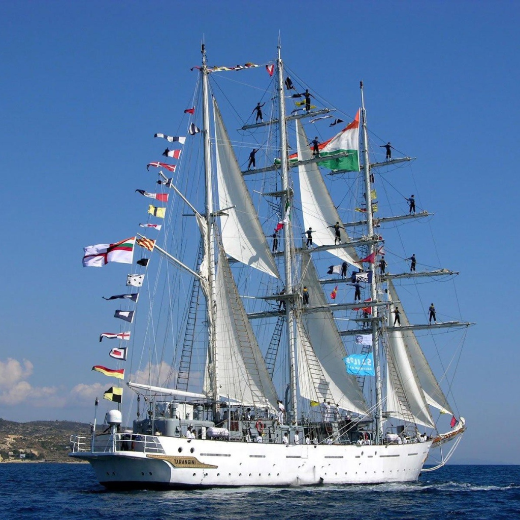 Парусник выходит в море