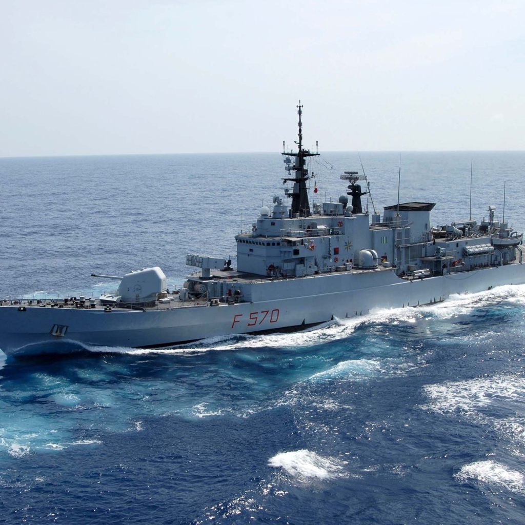 Боевой корабль в море