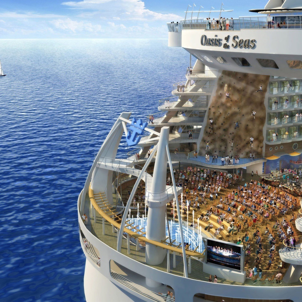 Круизный корабль в море