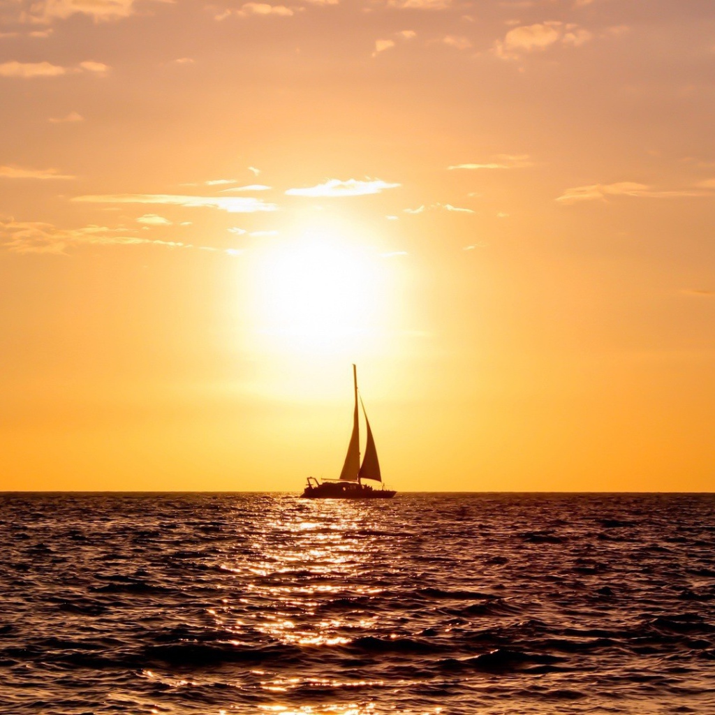 Парусник в море