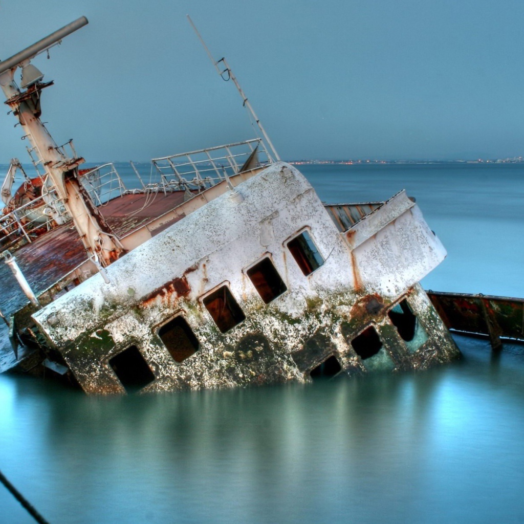 Затонувший морской корабль