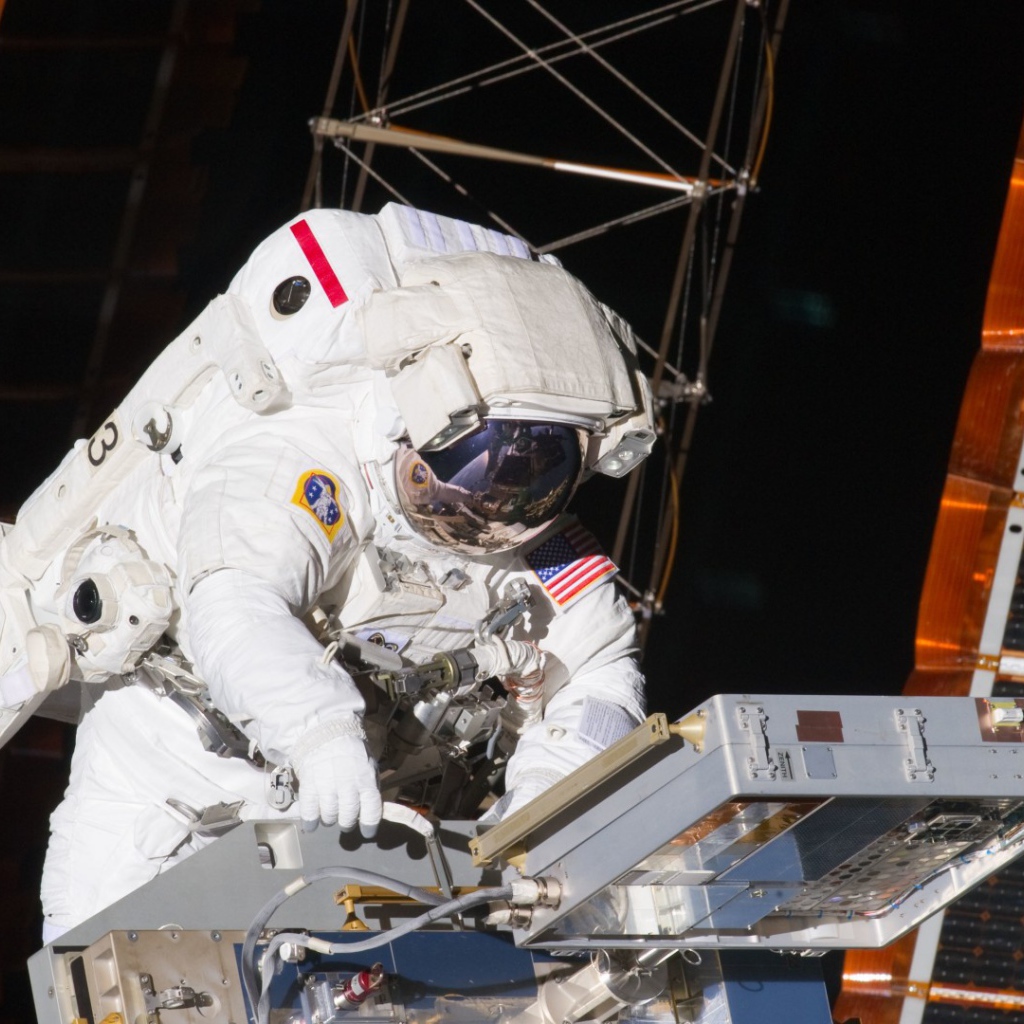 Астронавт в открытом космосе