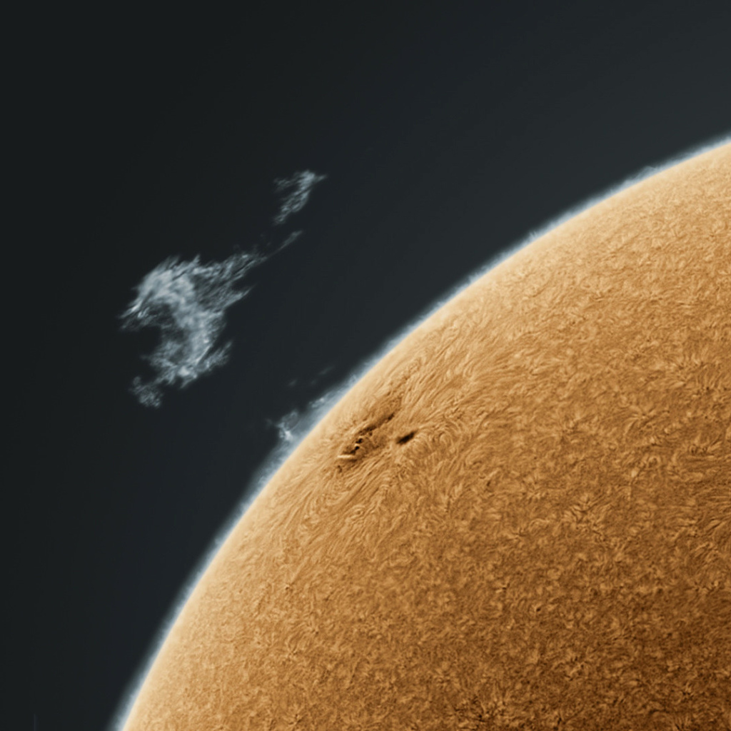 Чёрный фон и часть планеты