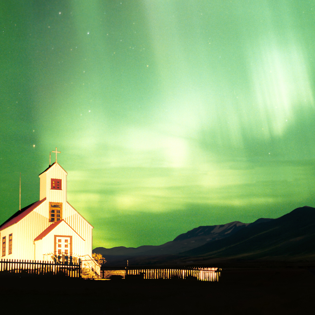Северное сияние над костелом