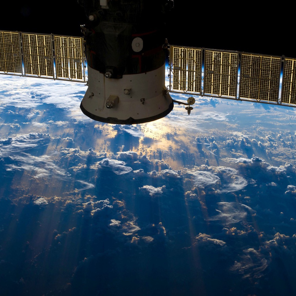 Спутник над планетой