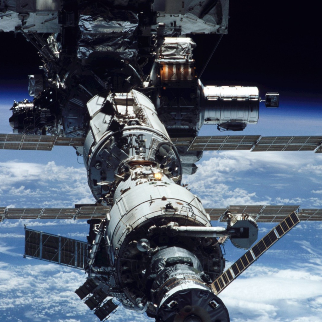 Космическая станция на орбите