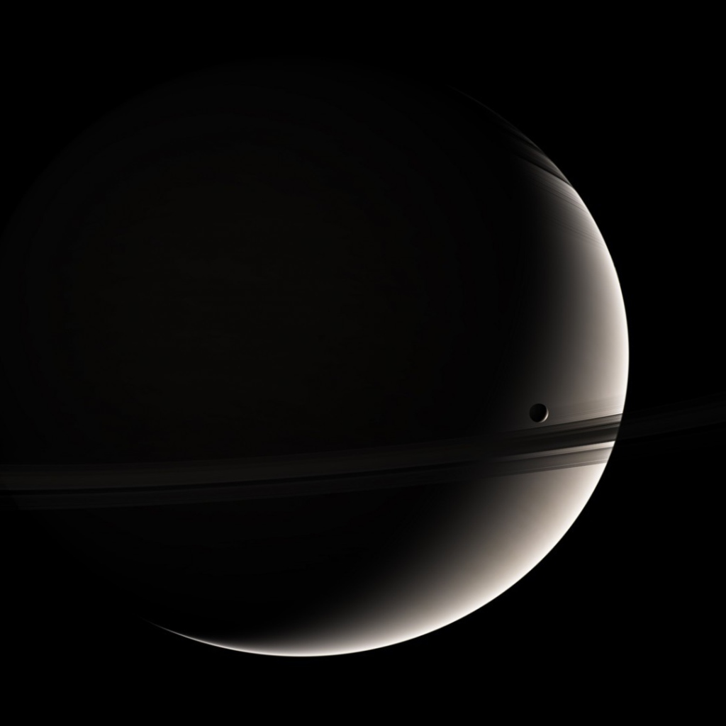 Спутник на фоне планеты