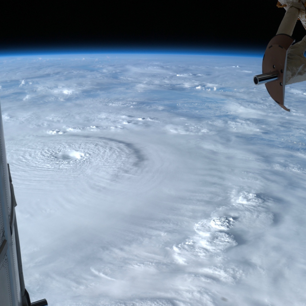 Вид на ураган из космоса