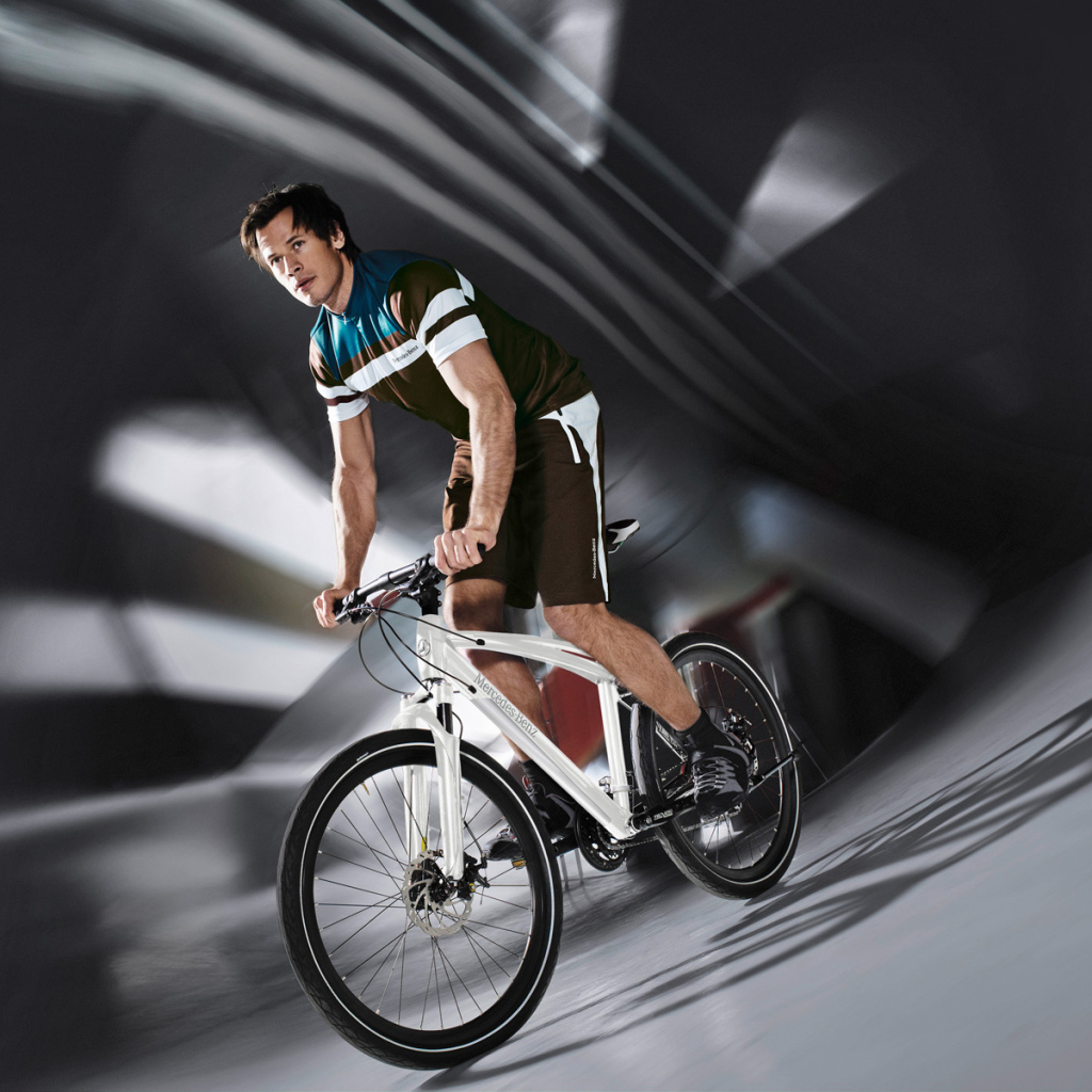 Спортсмен занимается фитнесом