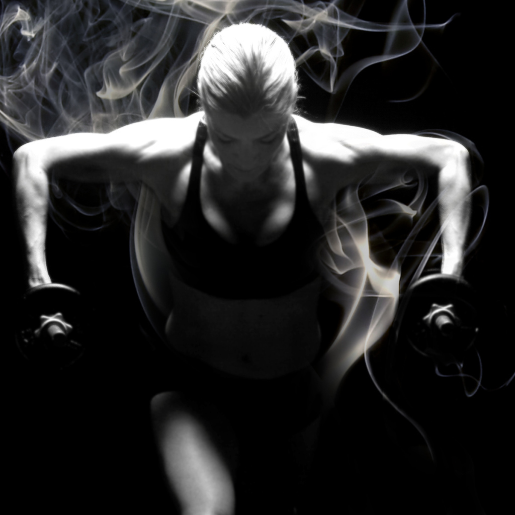 Спортсменка занимается фитнесом