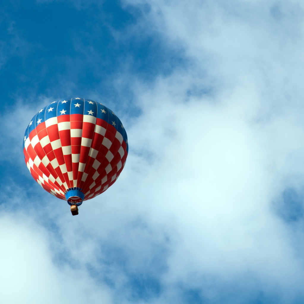 Воздушный шар в облачном небе