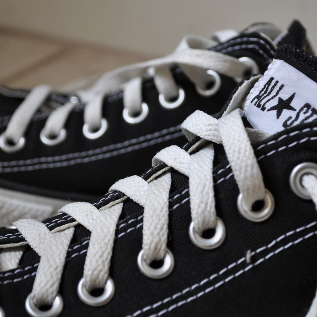 Фирменные черные кеды