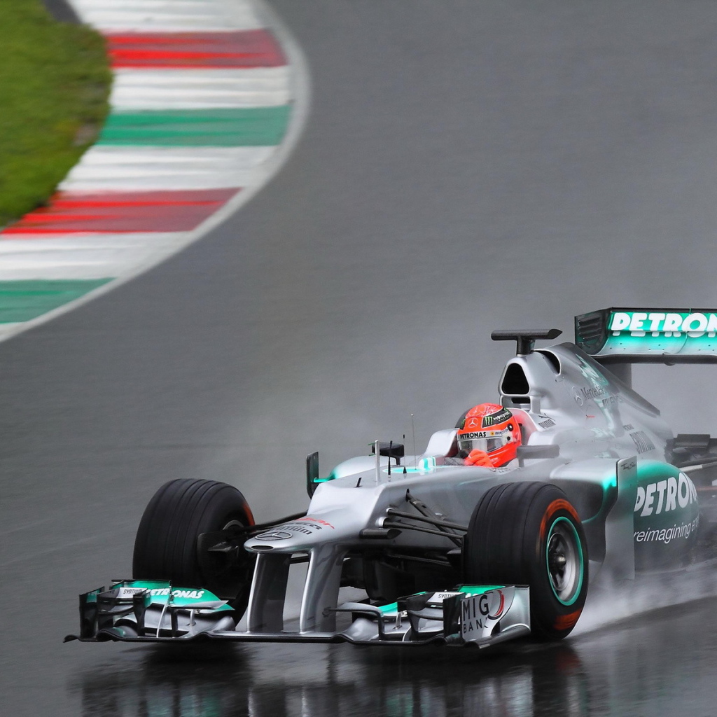 Болид на гоночной трассе