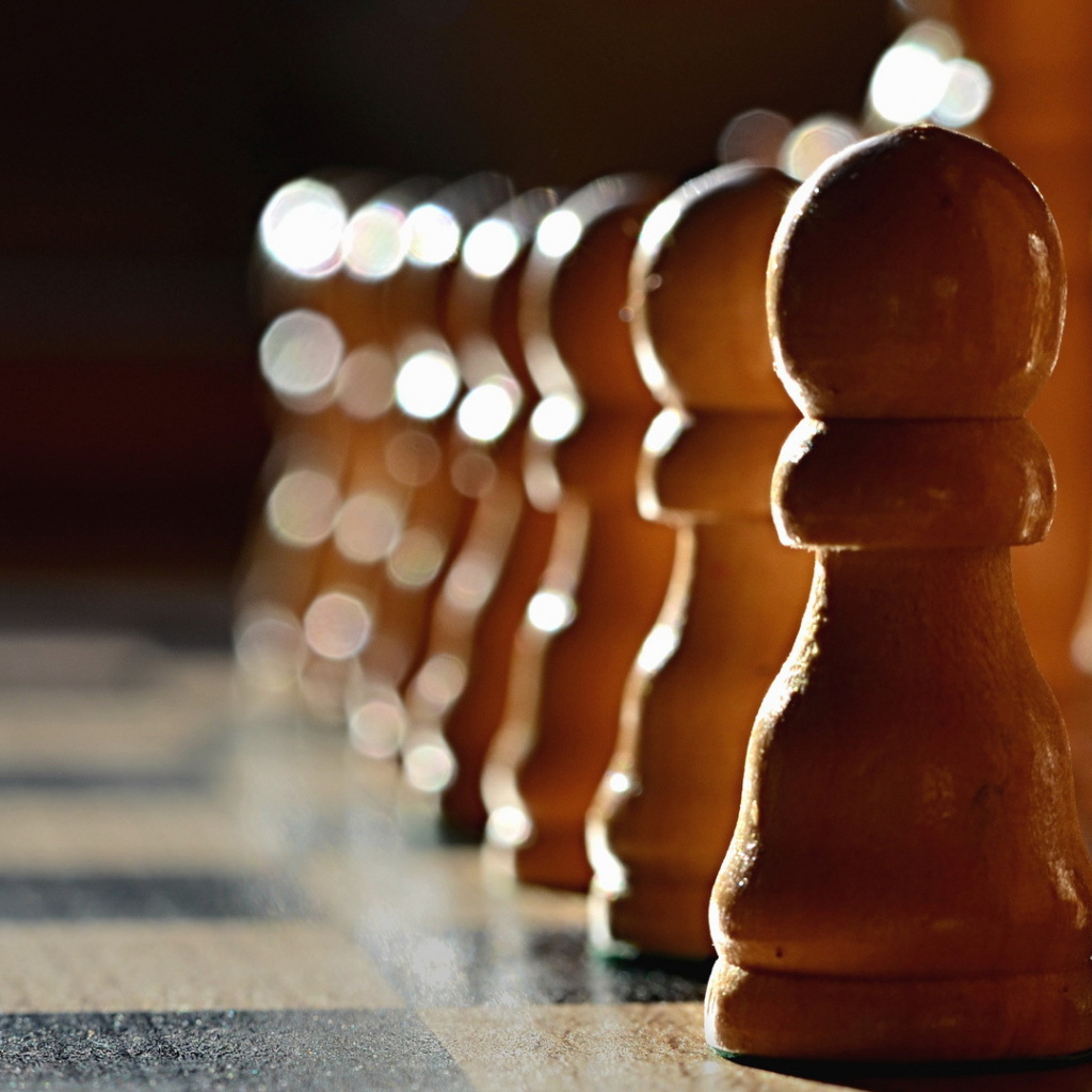 Шахматные фигуры на доске