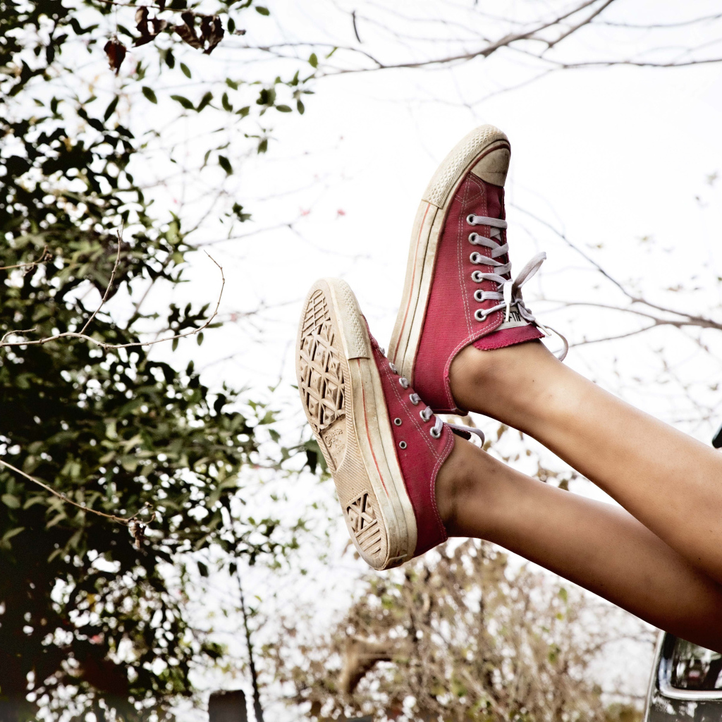 Ноги в кедах из окна