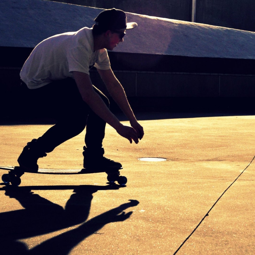 Человек катается на скейте