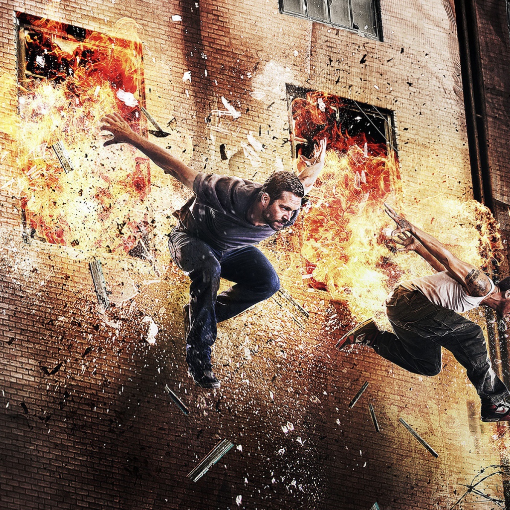 Паркурщики на фоне взрыва