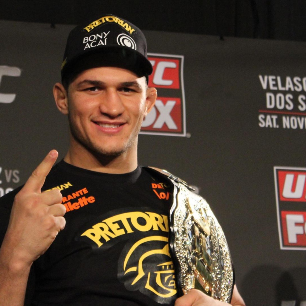 Популярный UFC боец Джуниор Дос Сантос