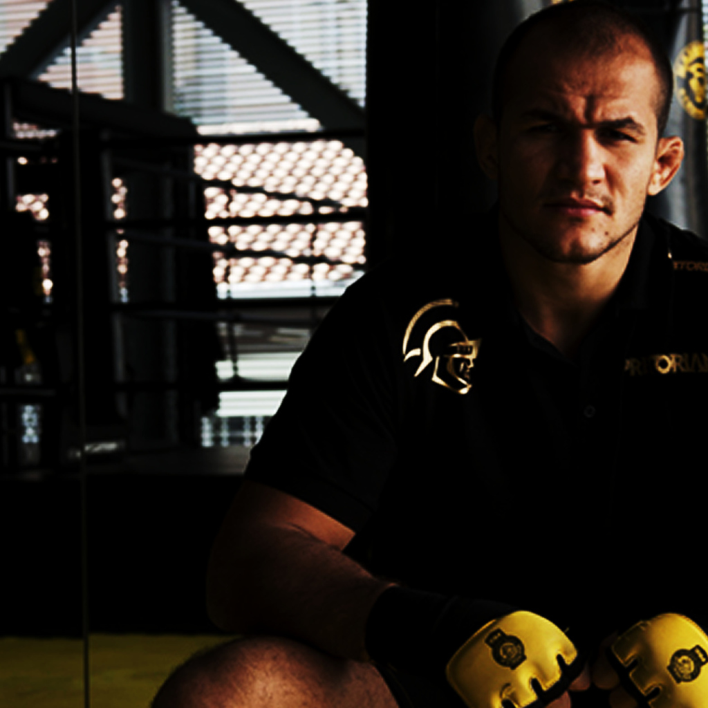 Популярный боец Джуниор Дос Сантос