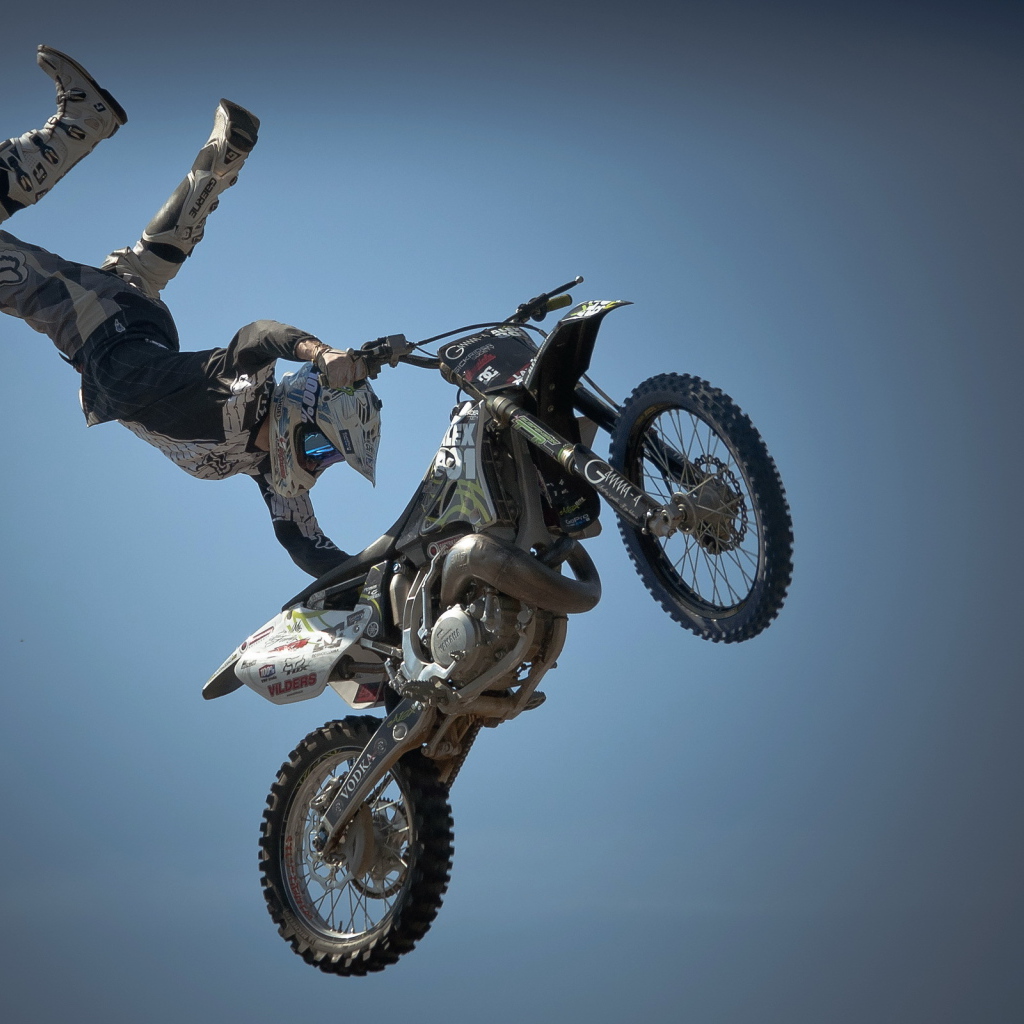 Рискованный прыжок с мотоциклом