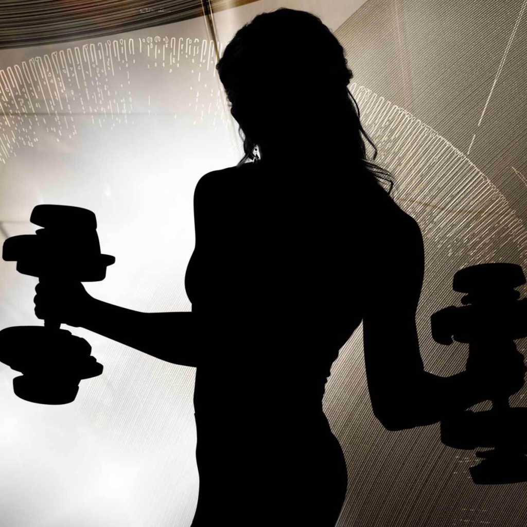 Силуэт девушки занимающейся фитнесом