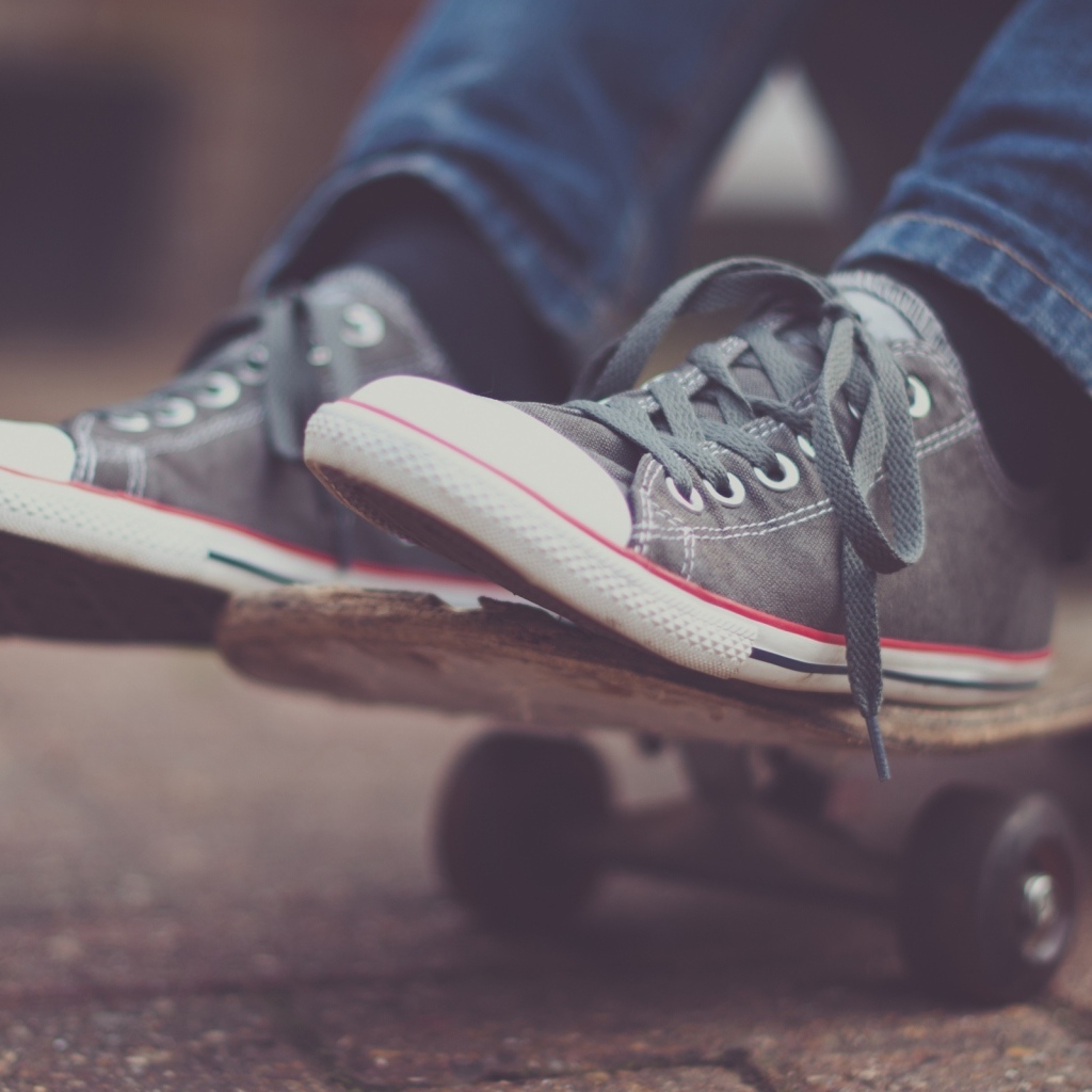 Скейтер в кедах