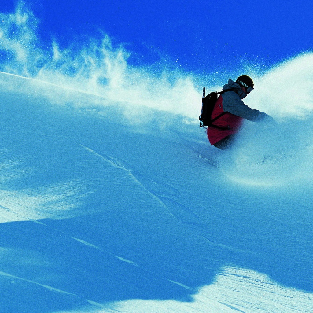 Сноубордист на спуске