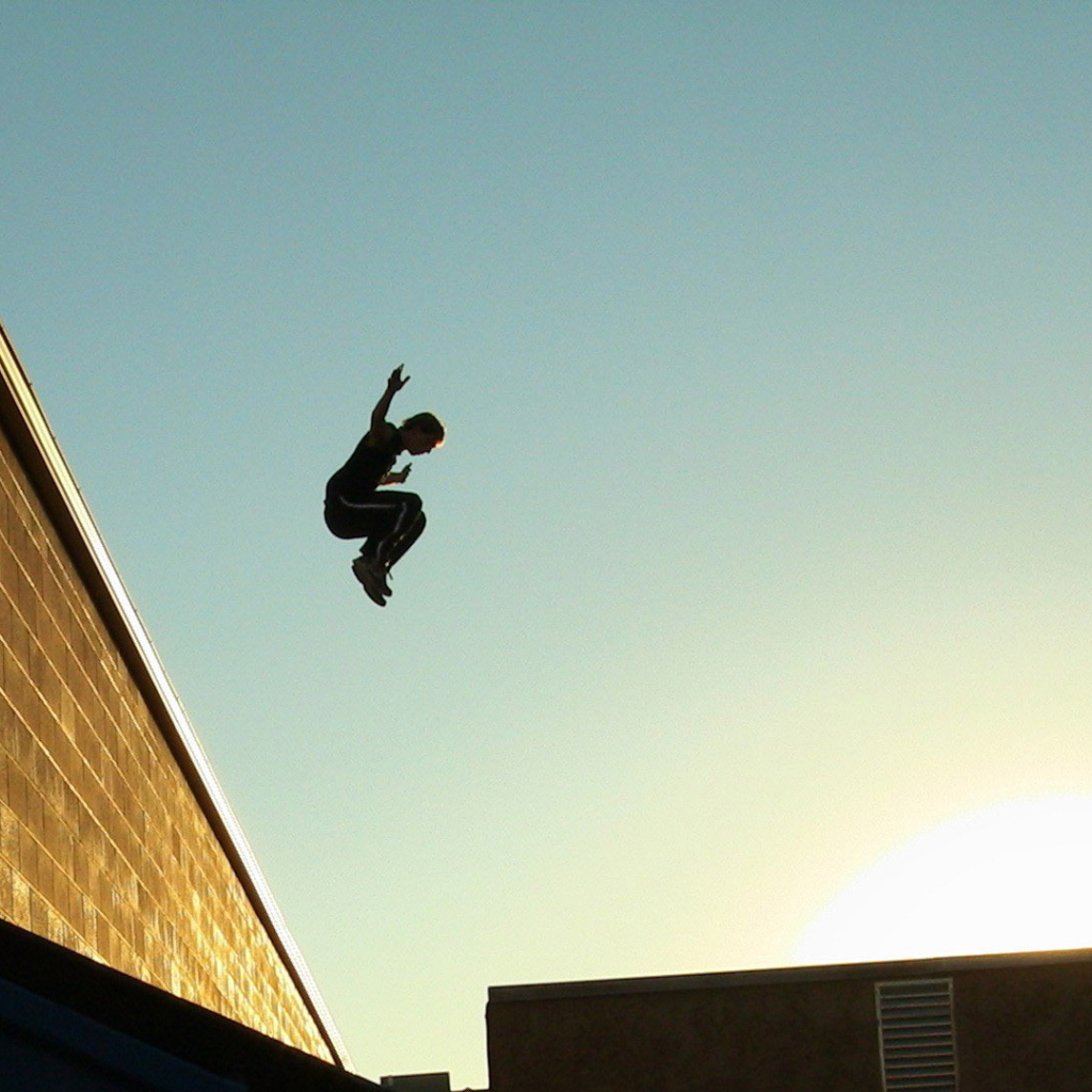 Прыжок с крыши в паркуре