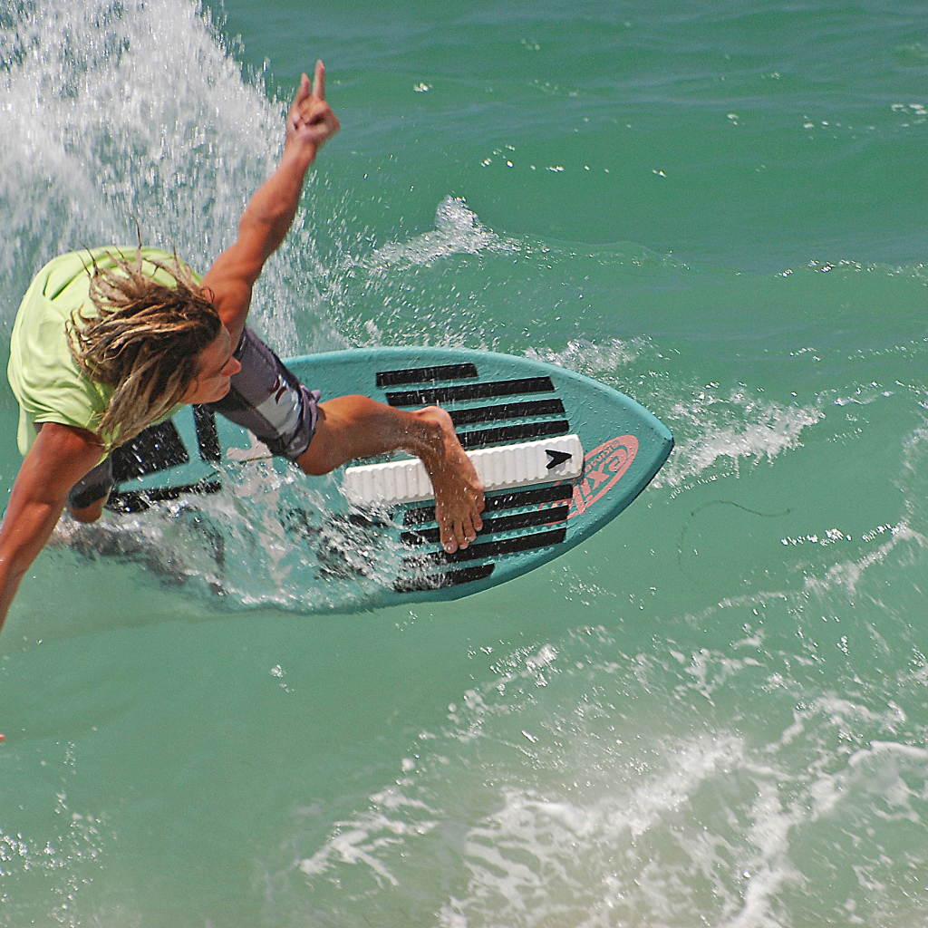 Катание по волнам на доске