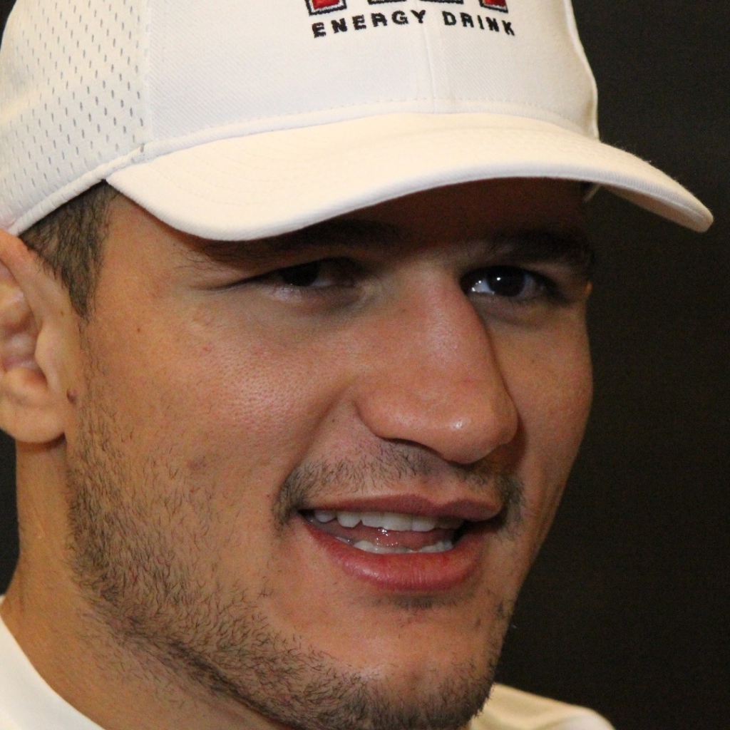 Известный UFC боец Джуниор Дос Сантос