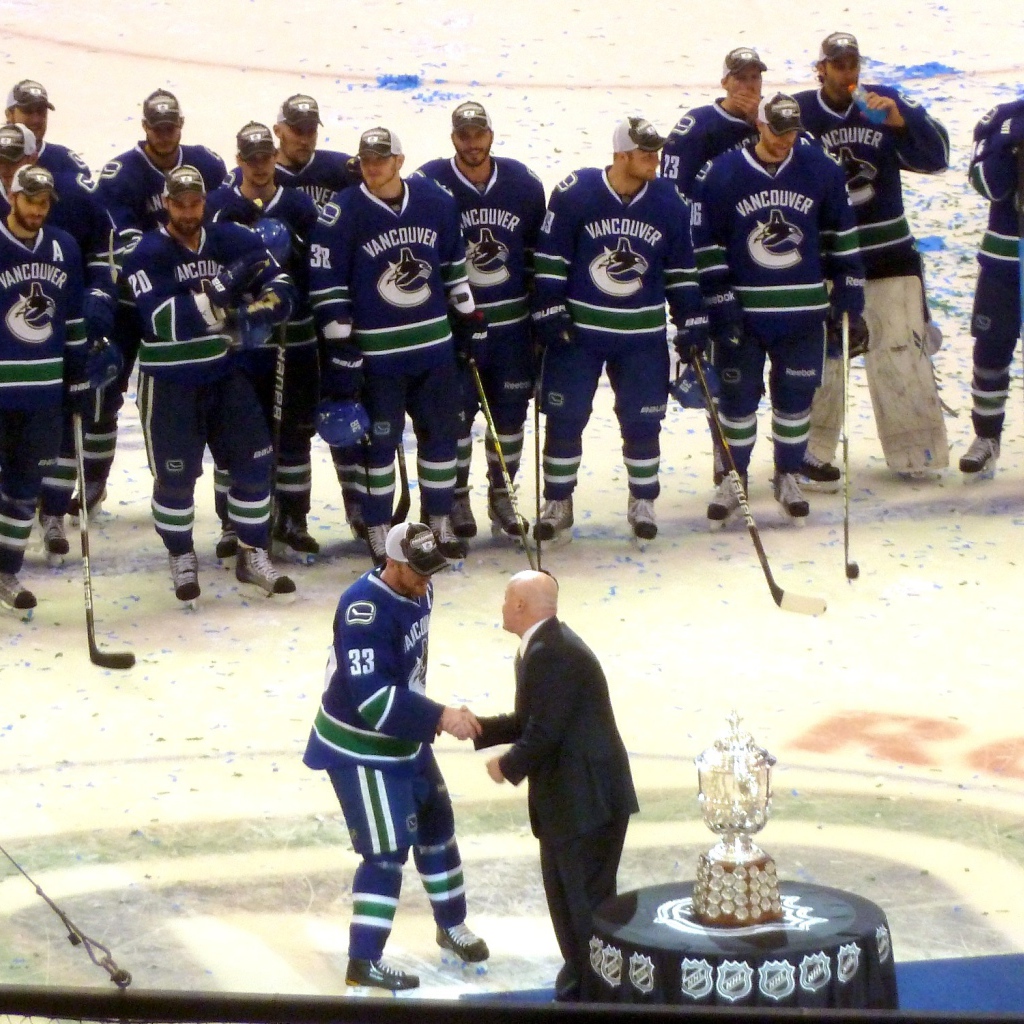 Лучший Хоккеист Ванкувера Хенрика Седина и его команда