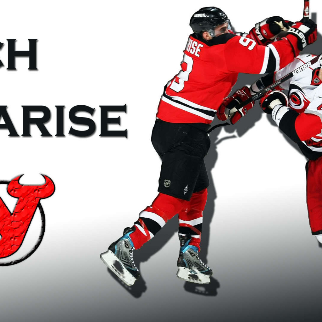 Лучший игрок НХЛ Зак Паризе борется с другим игроком