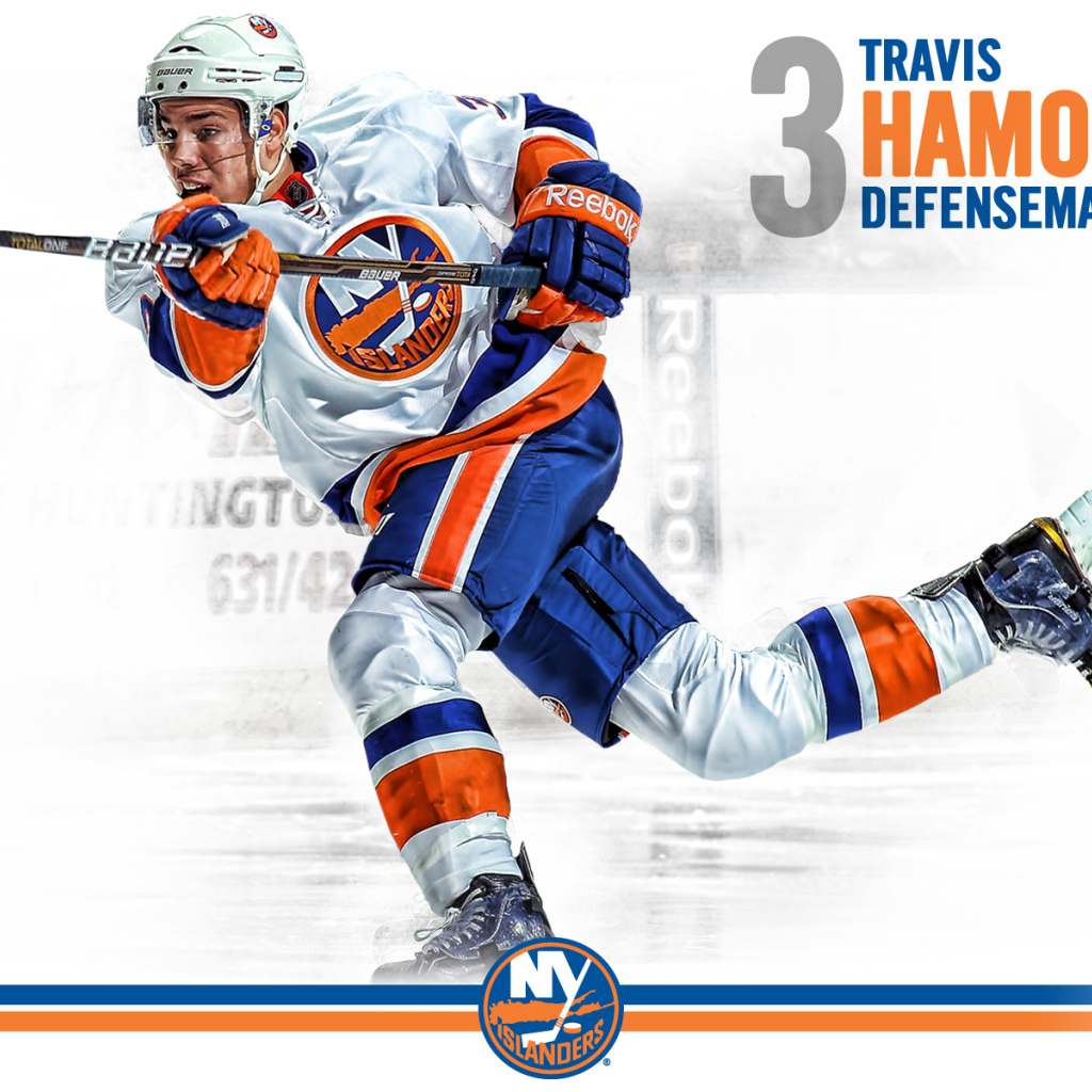 Хоккеист Джон Таварес забивает