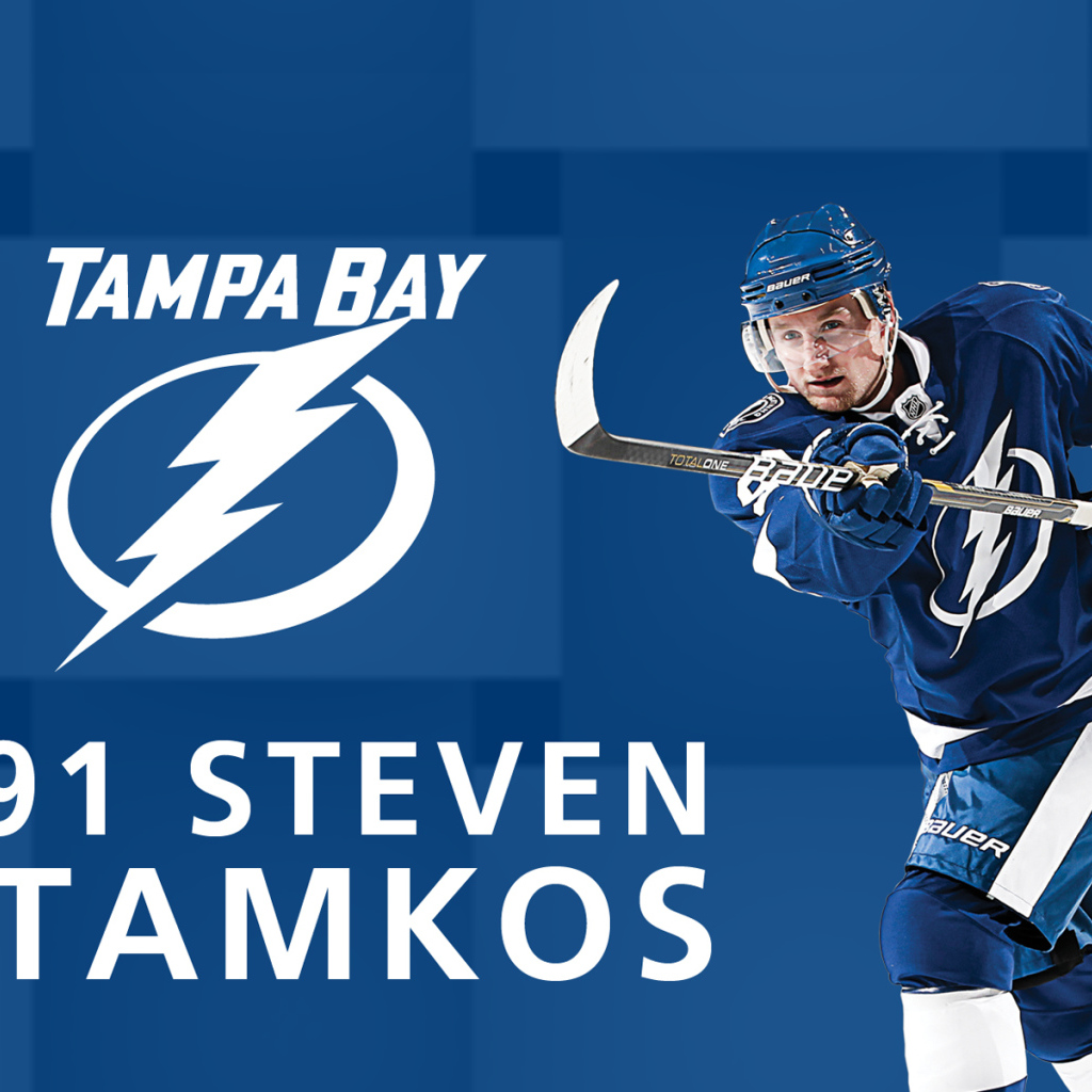 Стивен Стэмкос на синем фоне