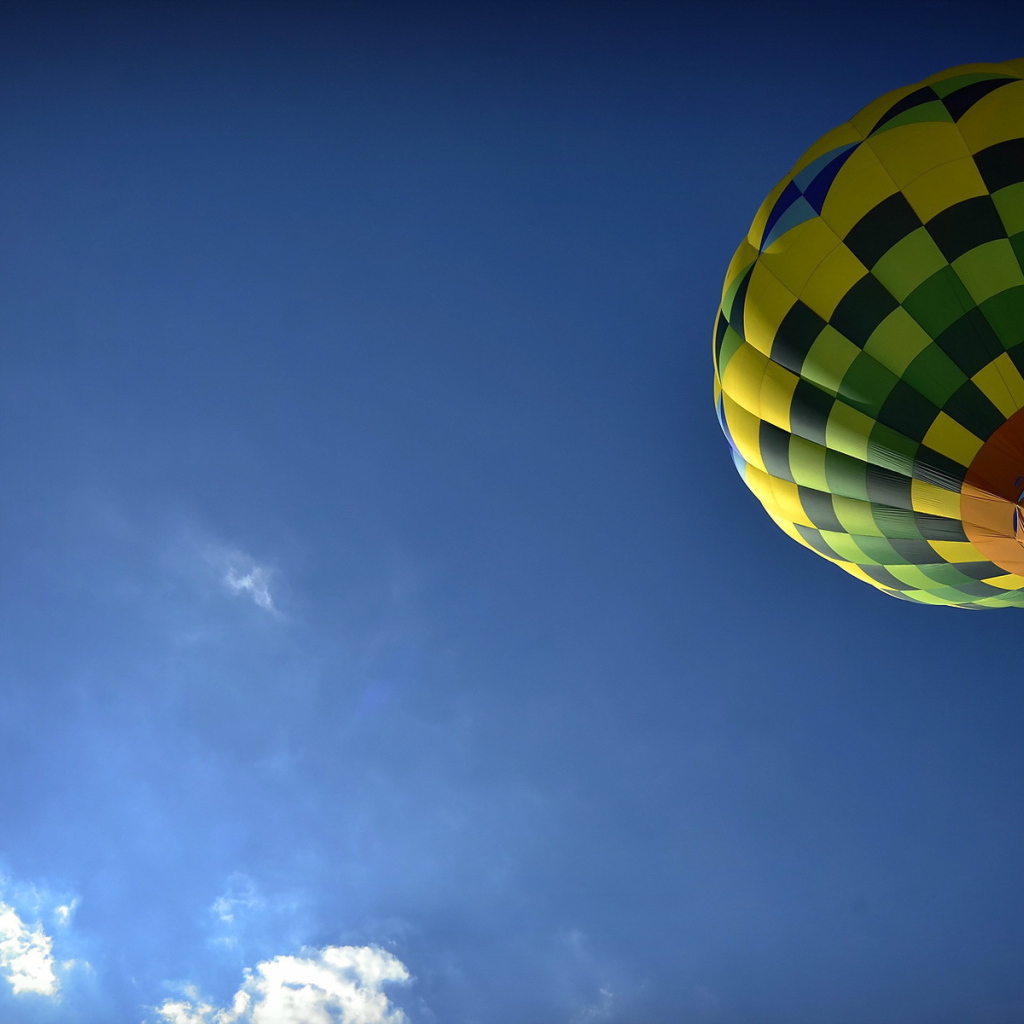 Воздушный шар в голубом небе