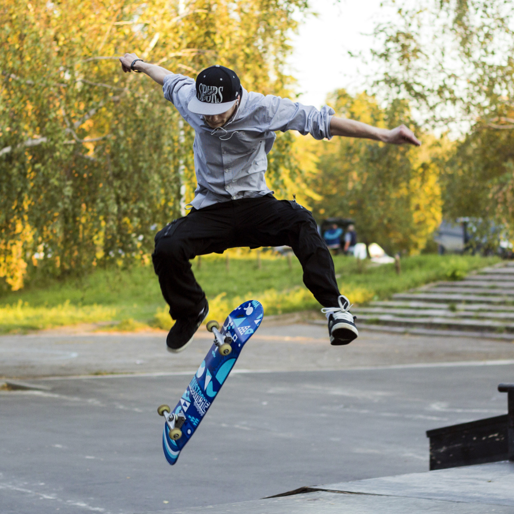 Прыжок в осеннем парке