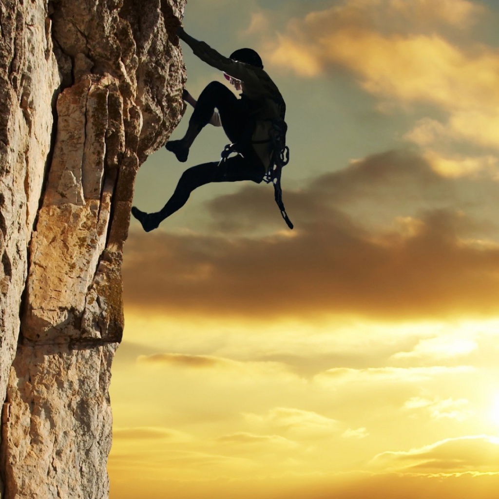 Человек лезет на скалу