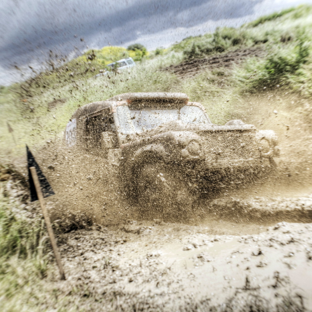 Автомобиль на кроссе